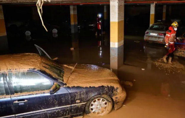 Barcelona Floods Cause Chaos as Rescuers Search Underground for Missing After Deadly Valencia Storms